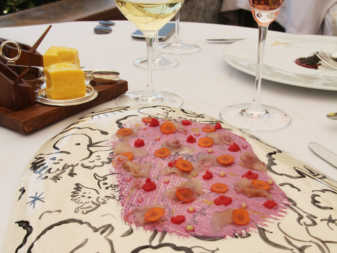 吃的是美食，還是盤子？