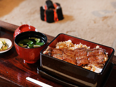 餐飲指南在嘴上