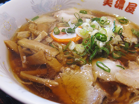 清爽的醬油拉麵喔咿兮ㄋㄟ!