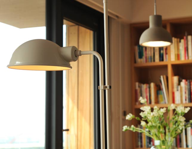 且擁，一縈縈暈黃暖亮