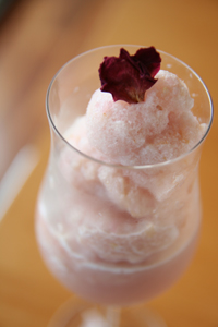 沁涼消暑，玫瑰荔枝冰沙