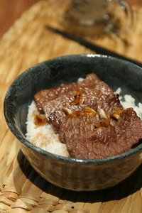 大口吃肉！蒜香醬油牛小排丼