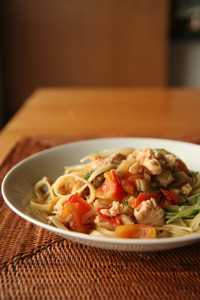 家常滋味,蕃茄榨菜雞肉水菜義大利麵