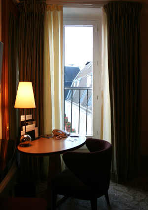 ｛旅人之窗｝巴黎，閣樓裡的幽光　