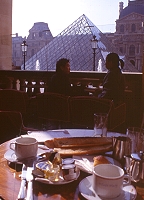 羅浮宮裡的巴黎早餐 (2003.02.28)